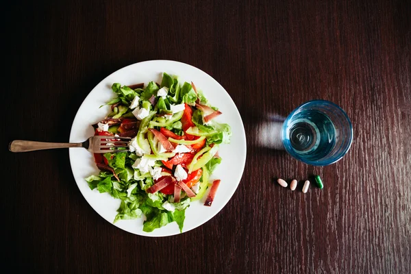 yeşil salata ile hapları