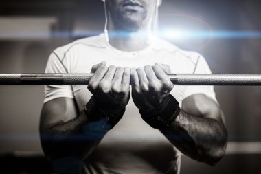 vücut geliştirmeci adam ellerini tek renkli kapatın