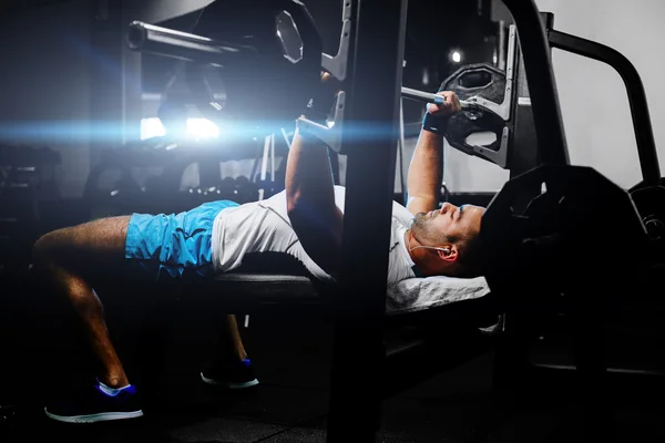 Schöner Fitness-Mann Gewichtheben in der Turnhalle — Stockfoto