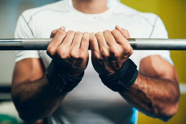 Bodybuilder manliga händer på nära håll — Stockfoto