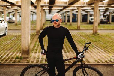 Bisiklet tarzı adam siyah spor giyim