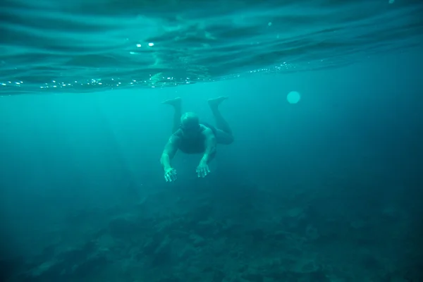 Férfi úszó víz alatti tenger — Stock Fotó