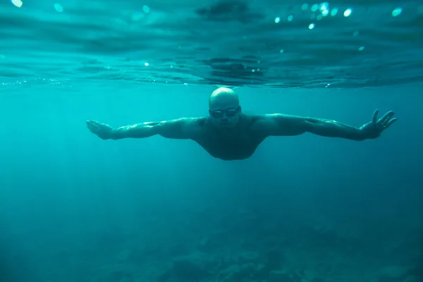 Mężczyzna pływać pod wodą morza — Zdjęcie stockowe