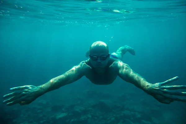 Man swim underwater sea — Stock Photo, Image