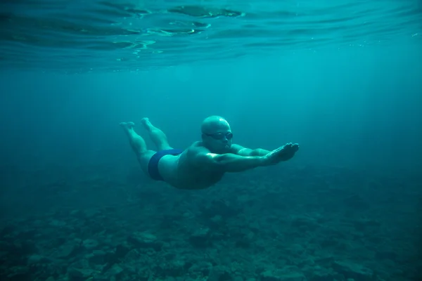 Ο άνθρωπος κολυμπήσουν υποβρύχια στη θάλασσα — Φωτογραφία Αρχείου