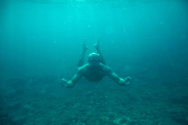 Man swim underwater sea — Stock Photo, Image