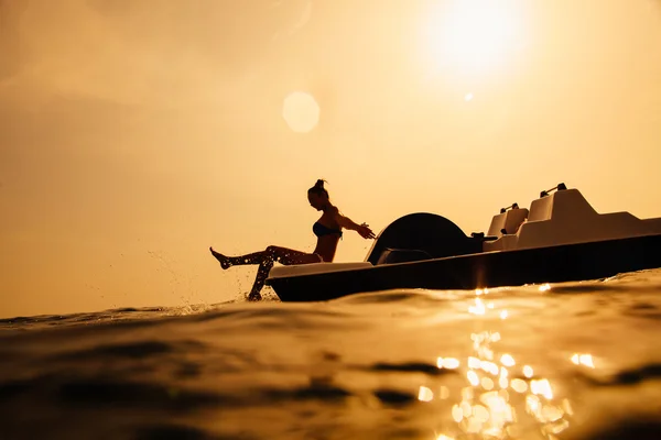 Dziewczyna na łodzi wiosło z światło słoneczne — Zdjęcie stockowe