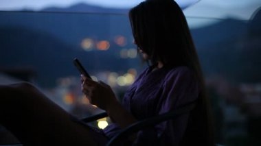 Kadın sörf Internet smartphone geceleri