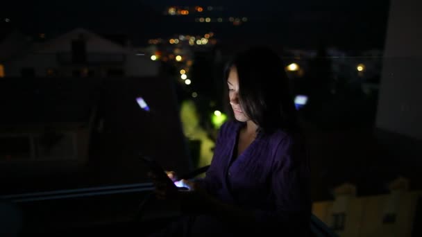 Женщина с помощью смартфона ночью — стоковое видео