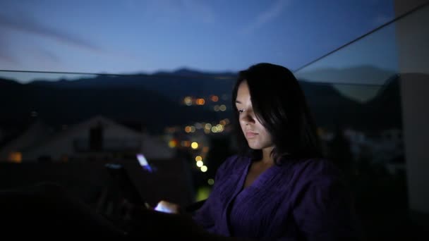 Mujer navegando por Internet smartphone por la noche — Vídeo de stock