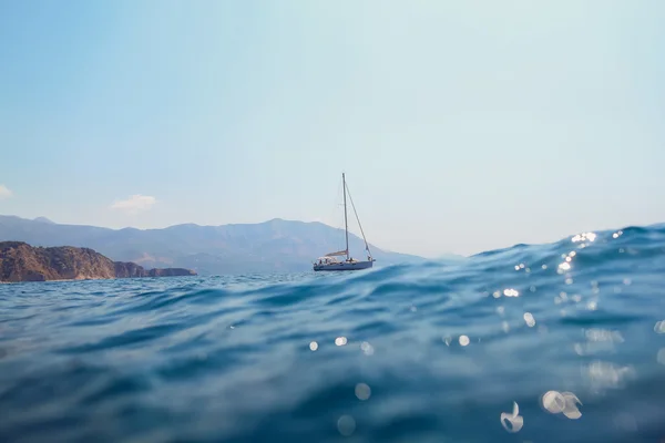 Yacht vitorla a festői kilátással a tengerre — Stock Fotó