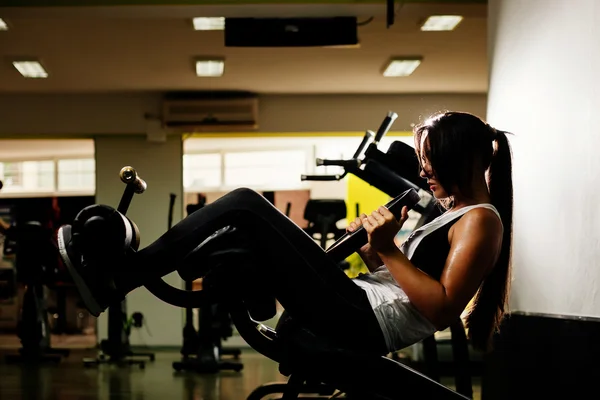 Sexy ragazza formazione abs a palestra — Foto Stock