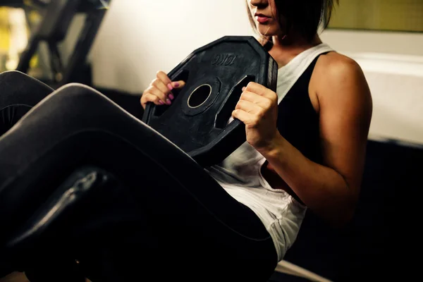 性感的女孩培训 abs 在健身房 — 图库照片