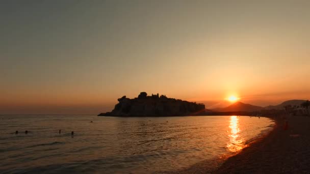 Zachód słońca na wyspie malowniczej plaży Sveti Stefan — Wideo stockowe