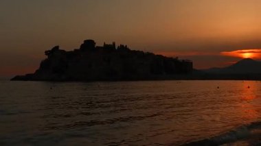 günbatımı güzel plaj Sveti Stefan Adası'nda