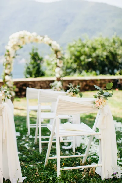 Tampa da cadeira casamento com flores decoração — Fotografia de Stock