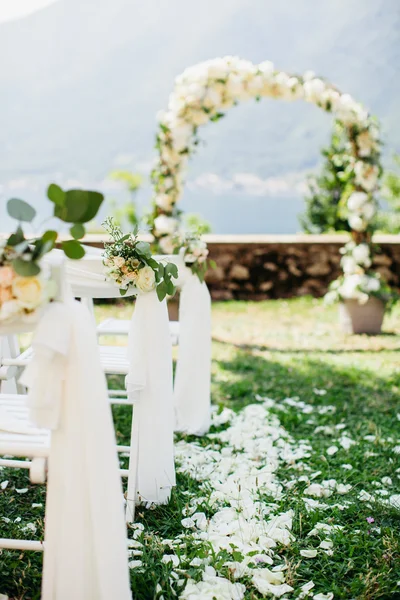 Bruiloft stoel cover met bloemen decoratie — Stockfoto