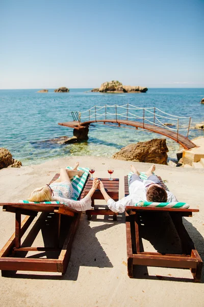Пара медовий місяць відпочиває на пляжі з видом на море — стокове фото