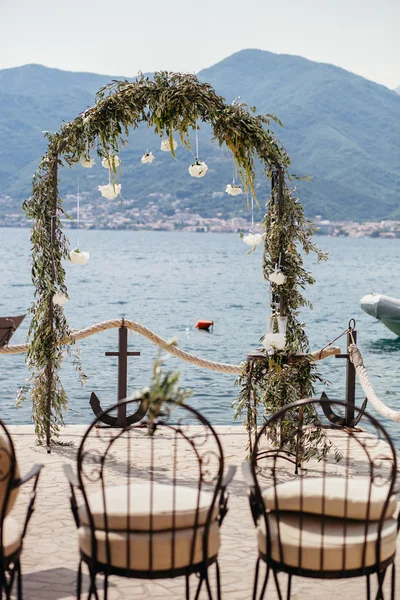 Bestemming huwelijksboog met bloem decoratie en uitzicht op zee — Stockfoto
