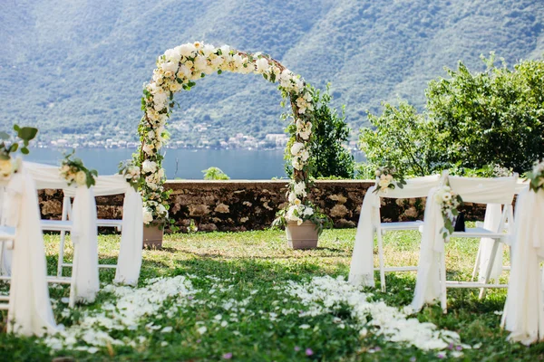 Arco de casamento de destino com decoração de flores — Fotografia de Stock
