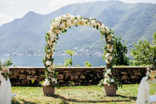 Bestemming huwelijksboog met bloem decoratie — Stockfoto