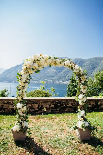 Reiseziel Hochzeitsbogen mit Blumenschmuck — Stockfoto
