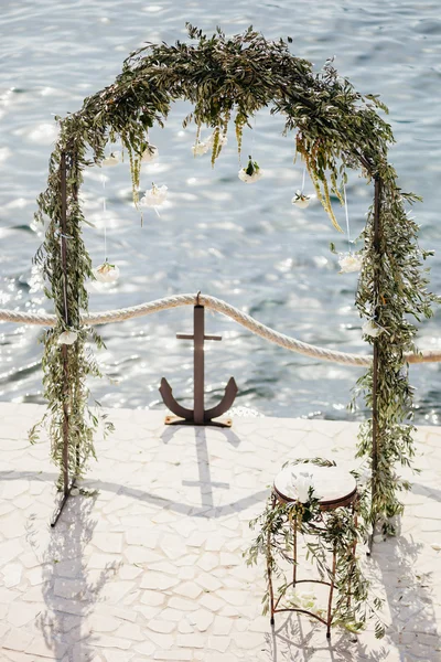 Destinație arc de nunta cu decorare flori — Fotografie, imagine de stoc