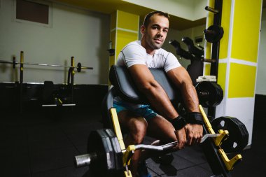 spor salonunda yakışıklı vücut geliştirmeci pompalama eller