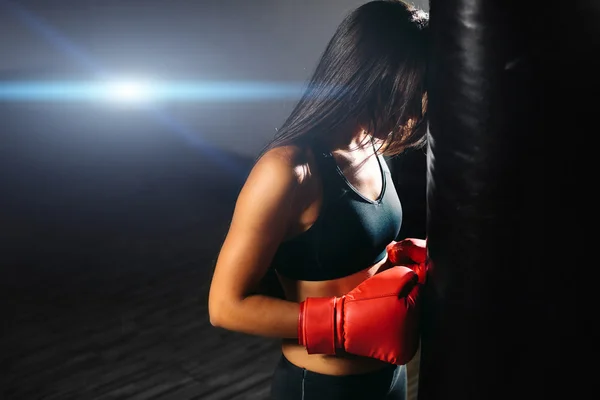 Sexy lutador menina com boxe saco — Fotografia de Stock