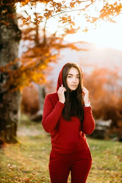 Frau entspannt sich im Herbstwald — Stockfoto