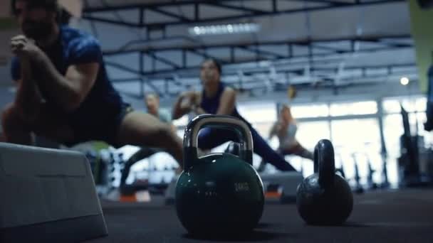 Entrenamiento corporal total entrenamiento en grupo — Vídeos de Stock