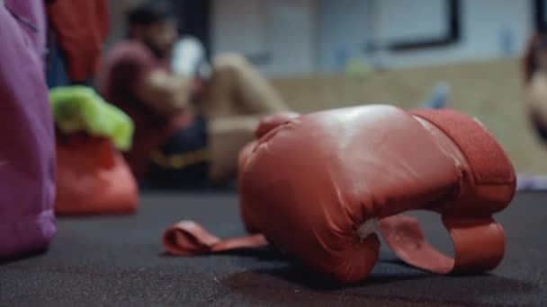 Группа кардио-бокса в помещении — стоковое видео