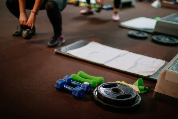 Placas de fitness de peso no ginásio — Fotografia de Stock