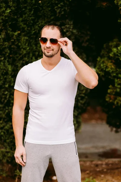 Uomo che indossa bianco bianco t-shirt all'aperto — Foto Stock