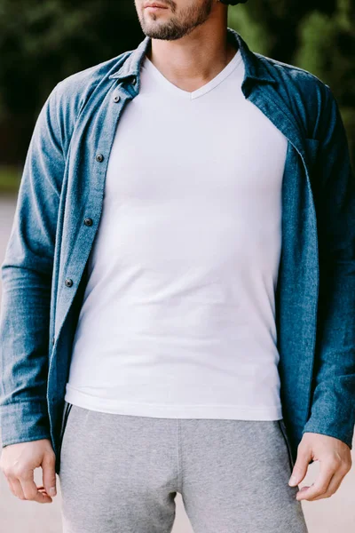 Mann trägt weiße T-Shirt-Attrappe im Freien — Stockfoto