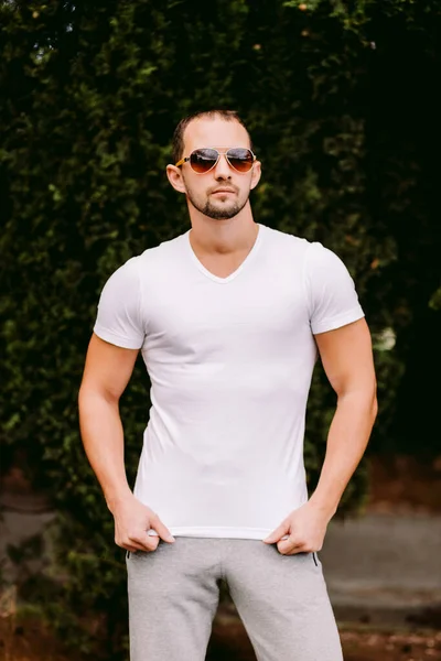 Uomo in t-shirt bianca bianca — Foto Stock