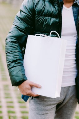 Elinde kağıt çanta tutan adam modeli.