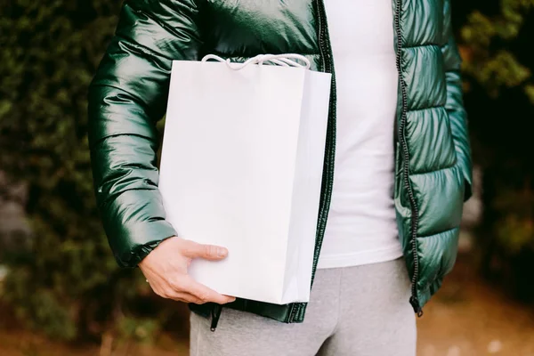 Mann mit weißer Papiertüte und weißem T-Shirt-Attrappe — Stockfoto