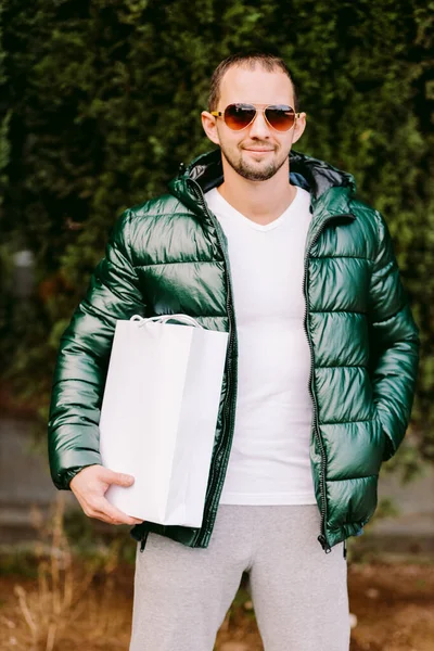 Mann mit weißer Papiertüte und weißer T-Shirt-Attrappe — Stockfoto