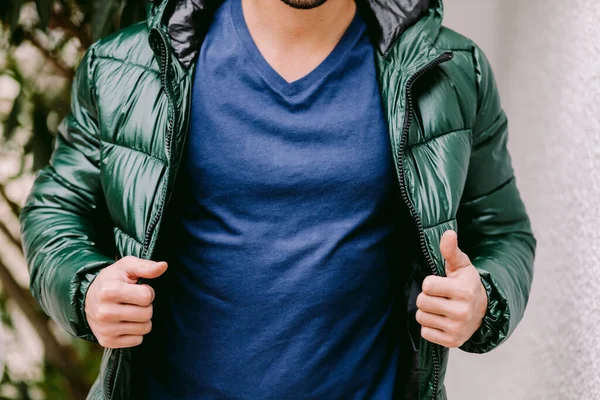 Pria mengenakan biru t-shirt mockup dan jaket luar ruangan — Stok Foto