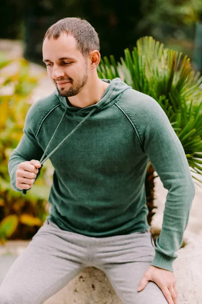 Mann trägt Sweatshirt-Attrappe — Stockfoto