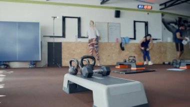 Sportif kadın fitness grubu vücut egzersizi. 