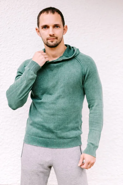 Mann trägt Sweatshirt-Attrappe — Stockfoto