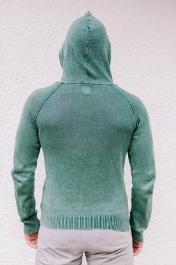 Sweatshirt giyen adam, arka görünüm.