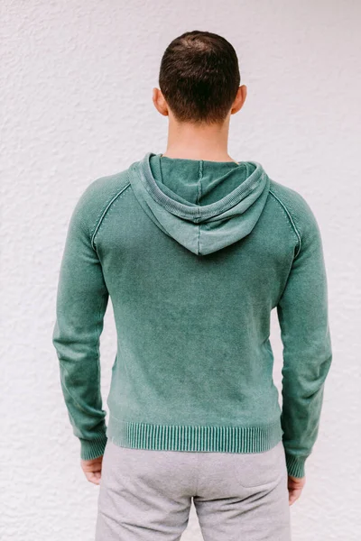 Mann trägt Sweatshirt-Attrappe Rückansicht — Stockfoto