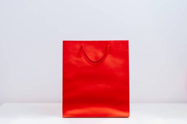 Kırmızı alışveriş çantası modeli.