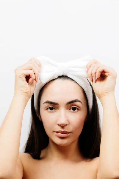 Retrato de una hermosa mujer con la cara limpia —  Fotos de Stock