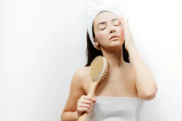 Mujer que usa Dry Brush para el tratamiento corporal — Foto de Stock