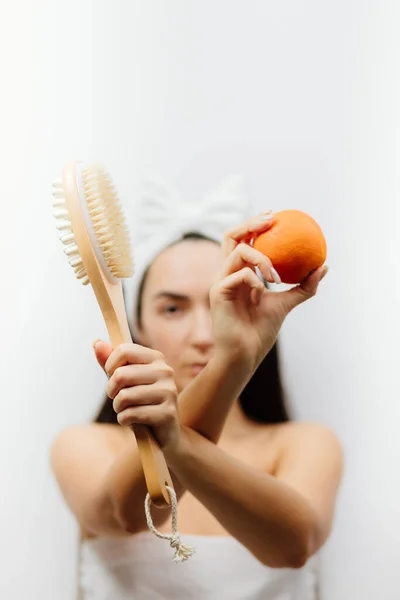 Mujer muestra seco cepillado tratamiento corporal para la celulitis anti —  Fotos de Stock