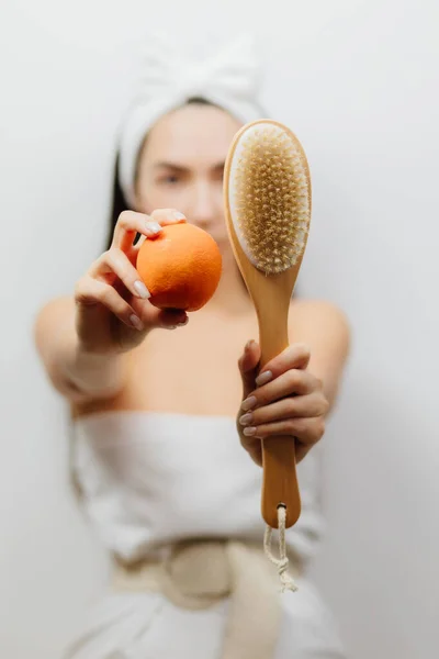 Mujer usando Dry Brush para el tratamiento contra la celulitis —  Fotos de Stock